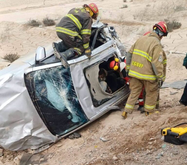 Un muerto y dos heridos tras vuelco en Punta de Bombón