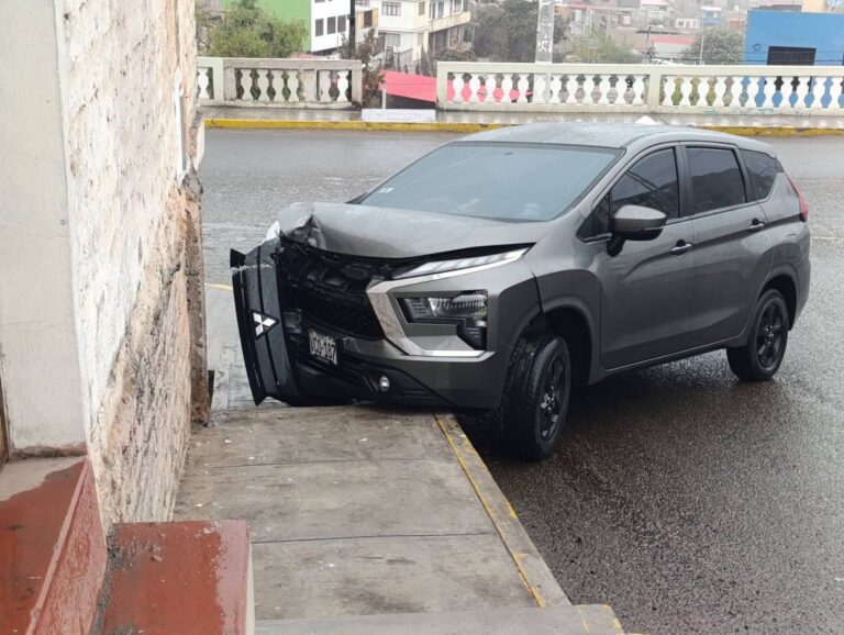 Camioneta se despista y choca contra vivienda en Villa Lourdes