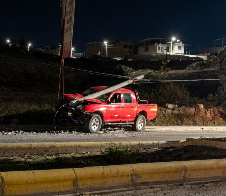 Camioneta se despista y arranca poste de energía tras violento impacto 