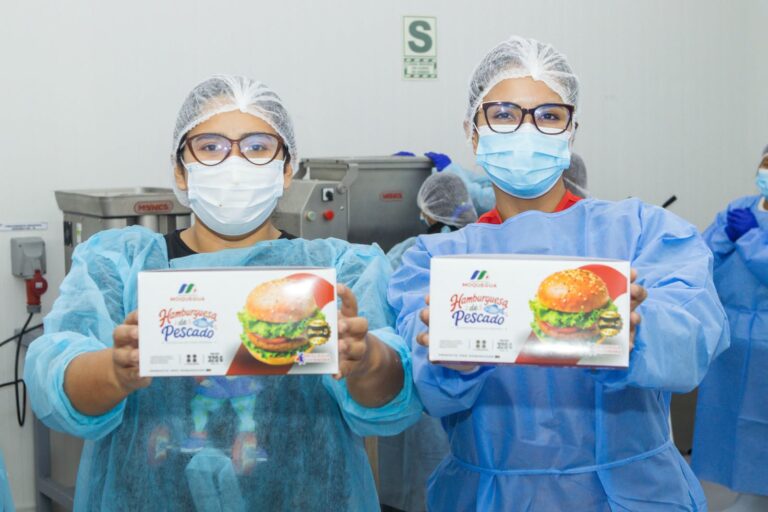 Capacitan a mujeres de El Algarrobal en elaboración de hamburguesas de pescado