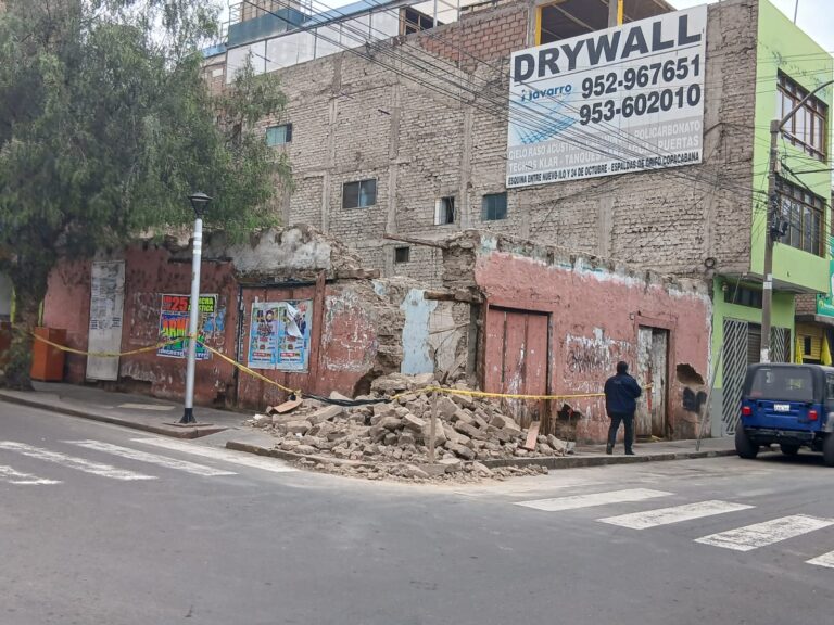 Nuevo derrumbe de casona antigua genera riesgo para peatones en el centro de Ilo