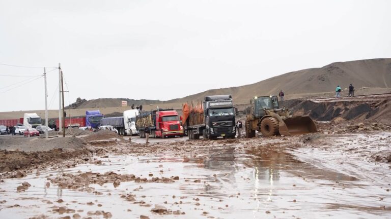 Cierran temporalmente tramos de las carreteras Costanera Norte y Sur por lluvias