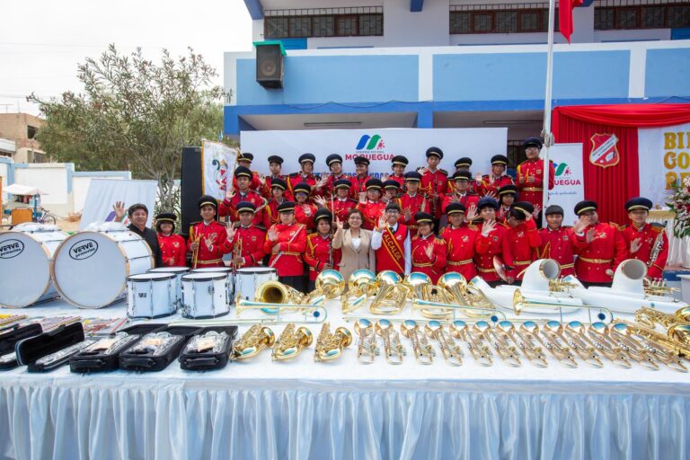 Dos colegios de Ilo fortalecen sus bandas con 117 instrumentos musicales