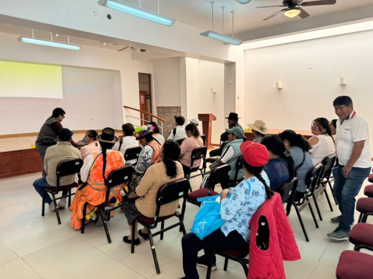 Capacitan a productores de pitahaya en técnicas de trasplante y propagación