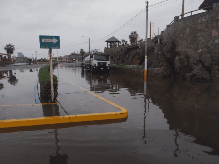 Lluvias generan aniegos y movilizan brigadas en Mollendo