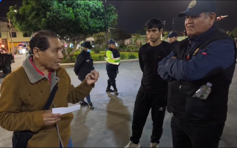Emprendedores denuncian presuntos cobros indebidos para trabajar en la Plaza de la Bandera