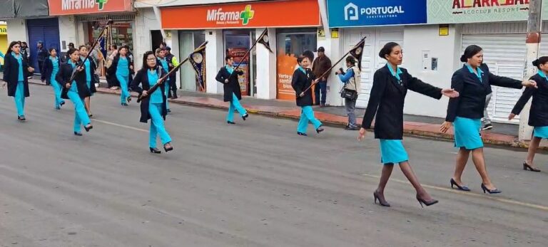 Enfermeras de Ilo participan en izamiento y desfile por su día