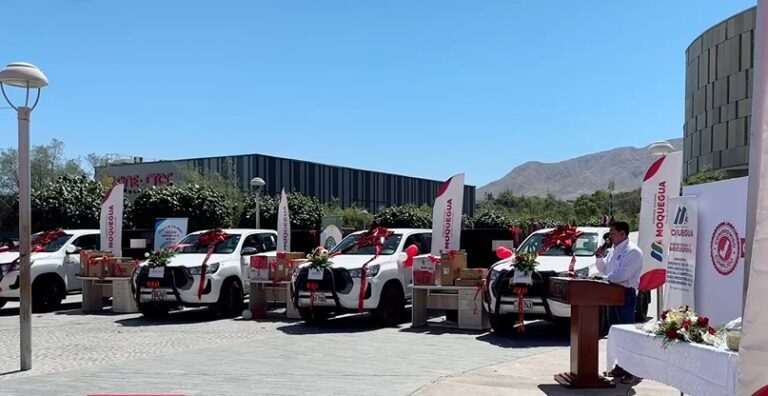 Entregan camionetas y equipos a juntas de usuarios de Moquegua