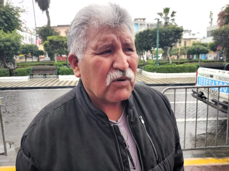 Furgón se despista y cuatrimoto choca contra poste en Mollendo