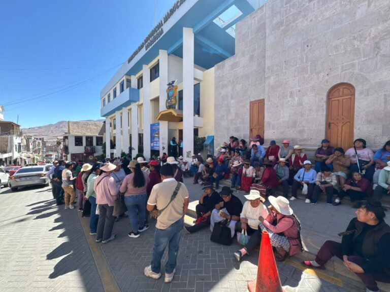 Feriantes de Santa Fortunata logran reducción de arbitrios tras plantón
