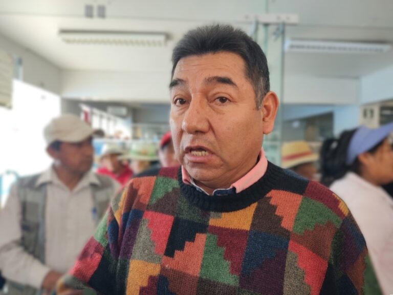 Deán Valdivia gestionará filtros de agua para domicilios ante el Ministerio de Vivienda