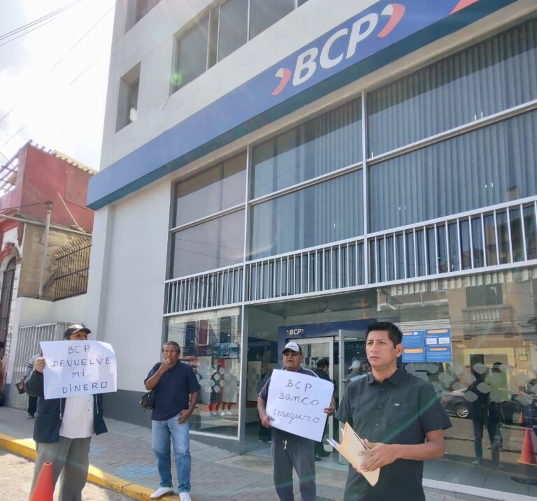 Con plantón: mollendino denuncia presunta sustracción de S/ 9400 de su cuenta del BCP