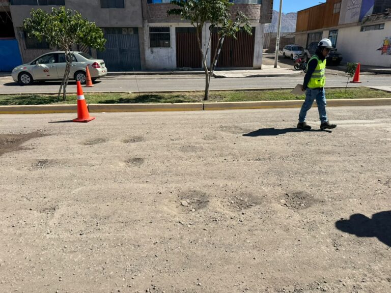 Vecinos piden renovar capa asfáltica ante presencia de huecos en las calles