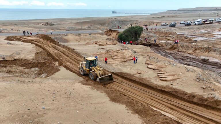 Southern Perú despliega maquinaria para atender daños en las vías costaneras de Ilo