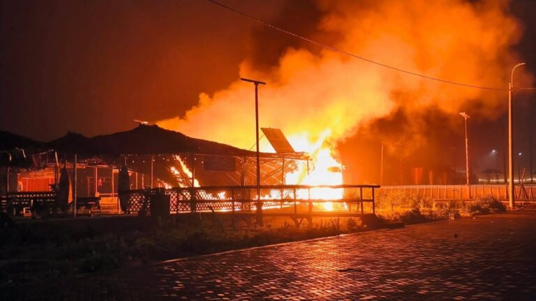 Bomberos controlan incendio en restaurante rústico de la Tercera Playa