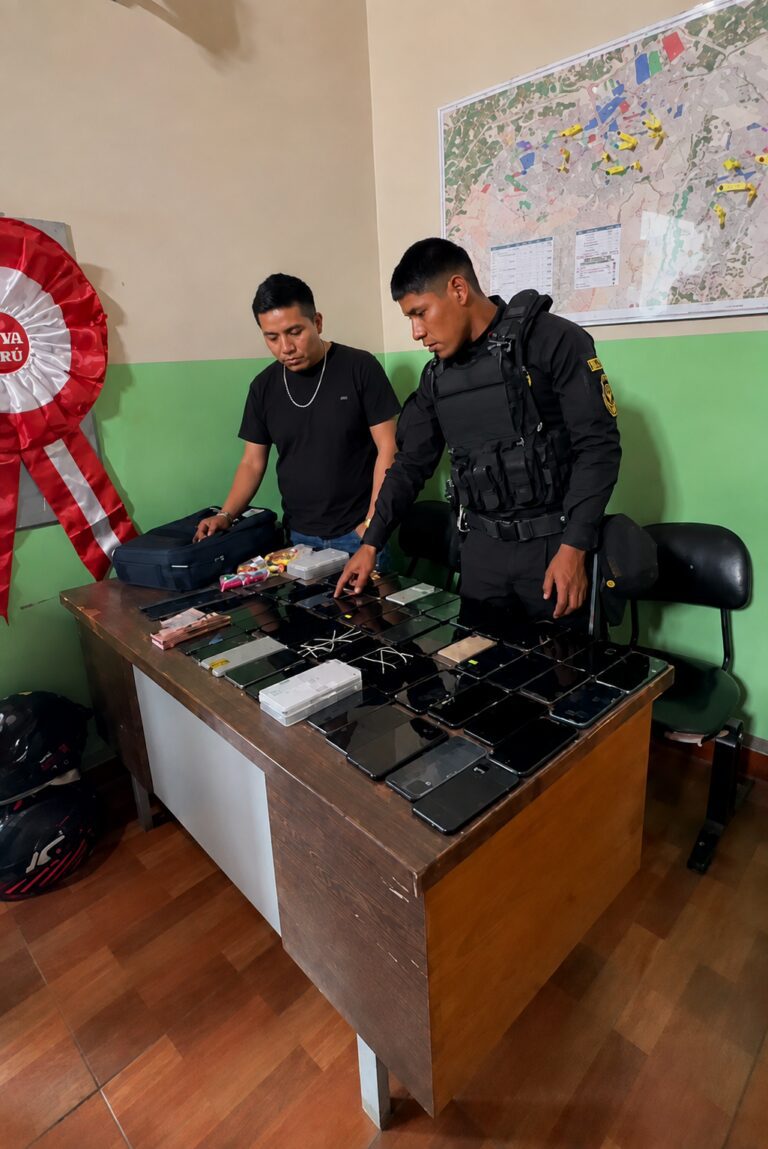 Intervienen a dos personas y decomisan 53 celulares: 13 tenían reporte de robo 