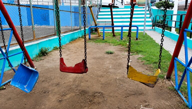 Deterioro de juegos infantiles en parque genera preocupación 