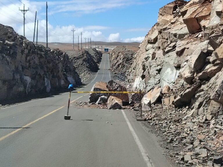 Limpian carretera antigua Mollendo-Matarani tras desprendimientos de rocas