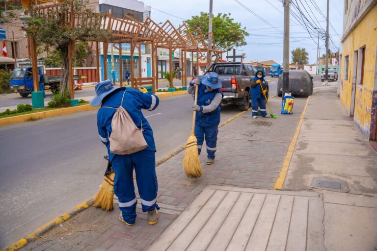 Despliegan cerca de 34 trabajadores en labores de limpieza en La Curva