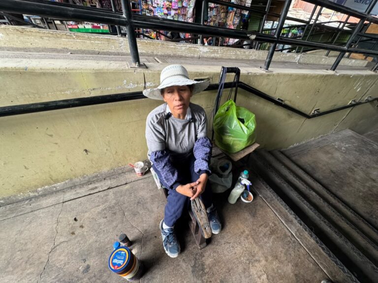 Lustradora de zapatos denuncia hostigamiento y pide intervención en mercado de Moquegua