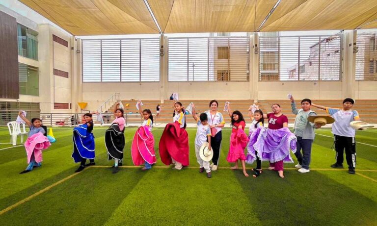 Niños y jóvenes aprenden marinera en Mejía