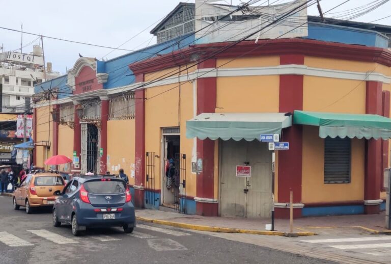 Municipio clausura locales del mercado San José por falta de pago