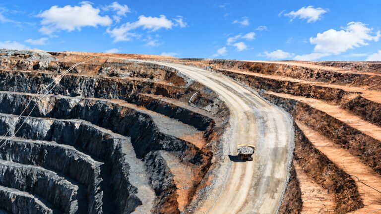 Minería peruana eleva sus utilidades 74 % en el primer semestre de 2026