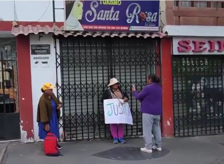 Mujer se encadena frente a empresa de transportes y denuncia presunta estafa por S/ 36 mil