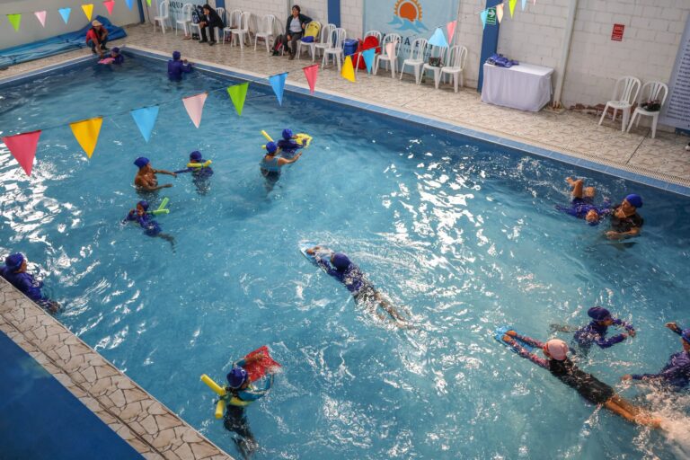 Cuarenta niños y adolescentes con discapacidad participarán en taller de natación inclusiva 