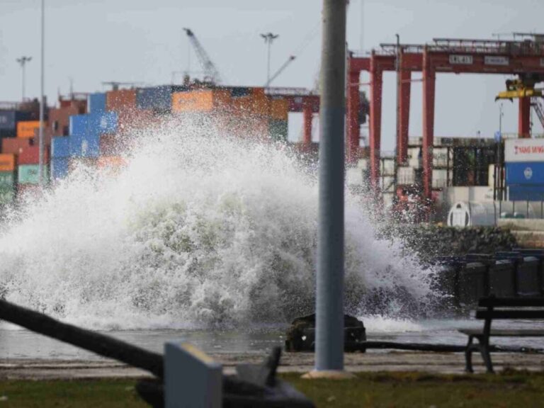Oleajes anómalos obligan al cierre de tres terminales portuarios en Ilo