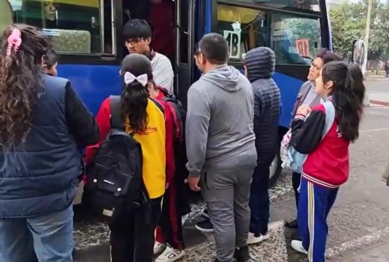 Restricción del transporte público afecta a escolares y vecinos de Pampa Inalámbrica