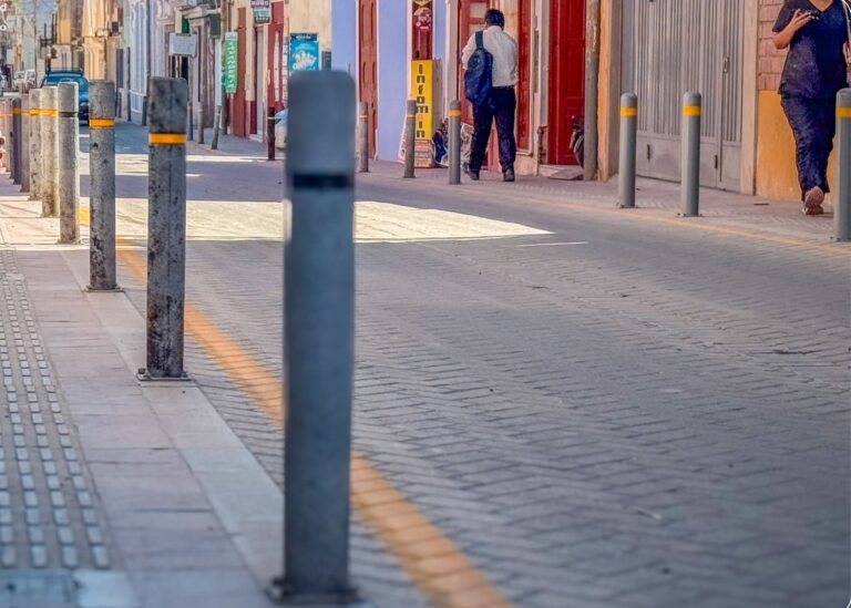 Retiran pernos expuestos y anuncian instalación de nuevos bolardos en calle Moquegua