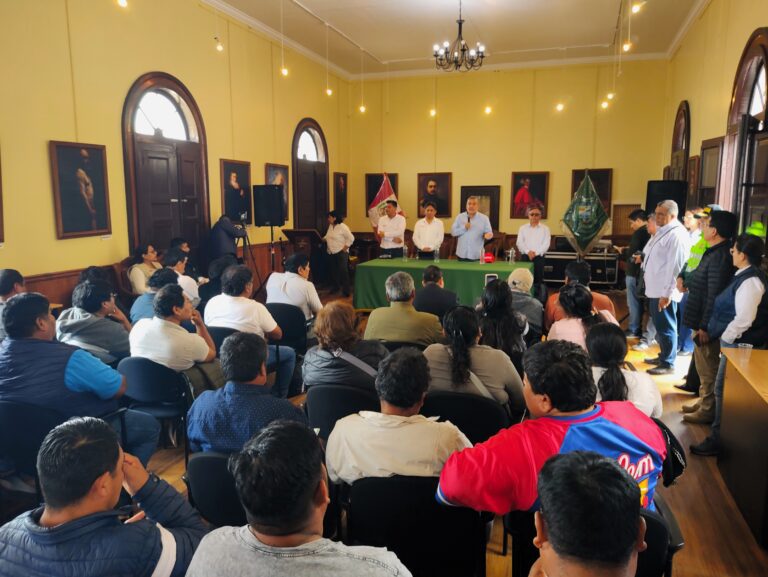 Pescadores exigen resultados y ministro anuncia retorno en 45 días