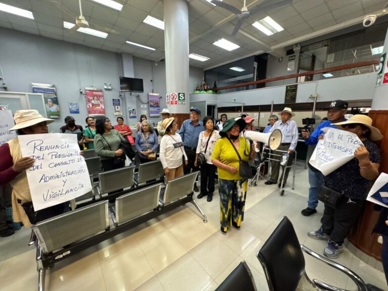 Socios toman local de Cooperativa Santa Catalina por retraso en devolución de aportes