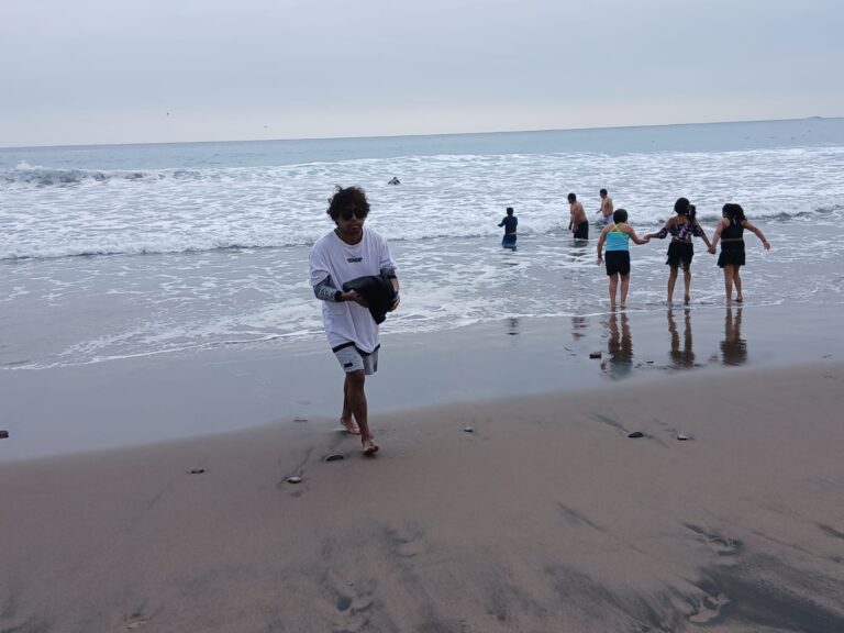 Adolescente es rescatado tras ser arrastrado por una corriente en playa Boca del Río