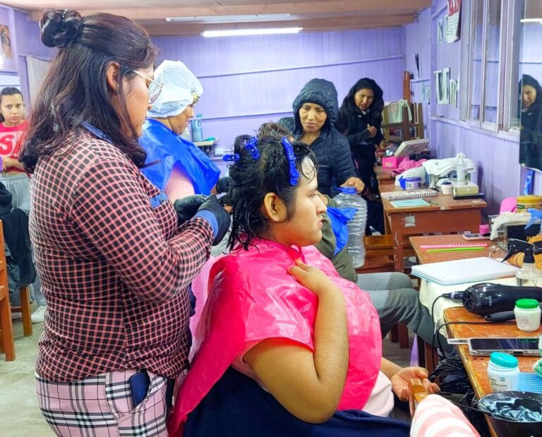 Darán cursos de peluquería y barbería con movilidad y materiales incluidos 