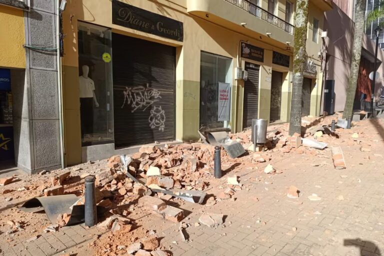Terremoto de magnitud 7,4 sacude Colombia y deja daños en varias ciudades