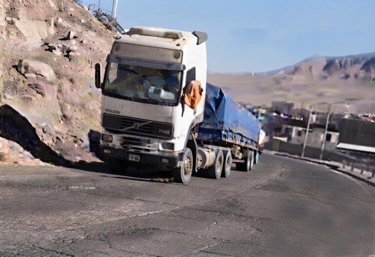 Tráiler abandonado hace más de cinco días en curva de Chen Chen representa peligro vial