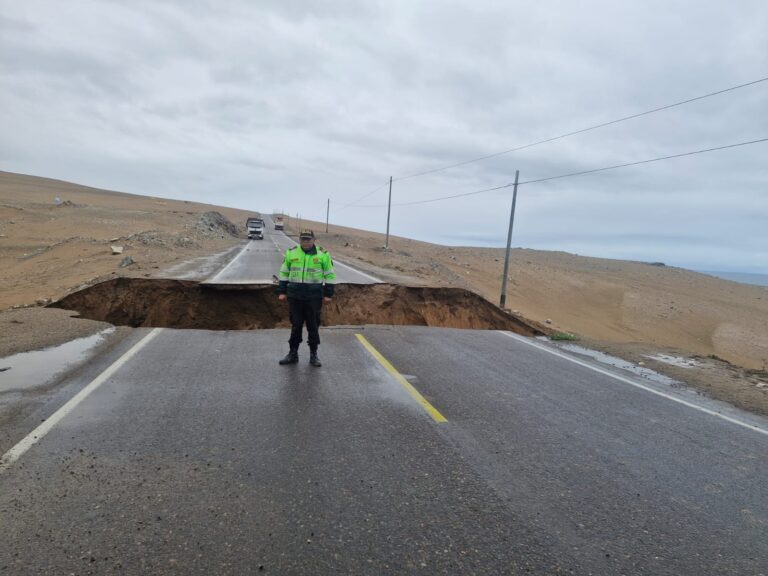 Huaico destruye parte de la Costanera Sur y auto cae en enorme socavón