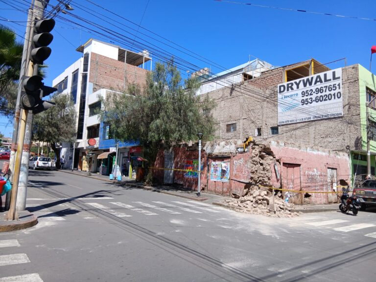 Colapsa parte de antigua casona en pleno centro de Ilo tras intensas lluvias