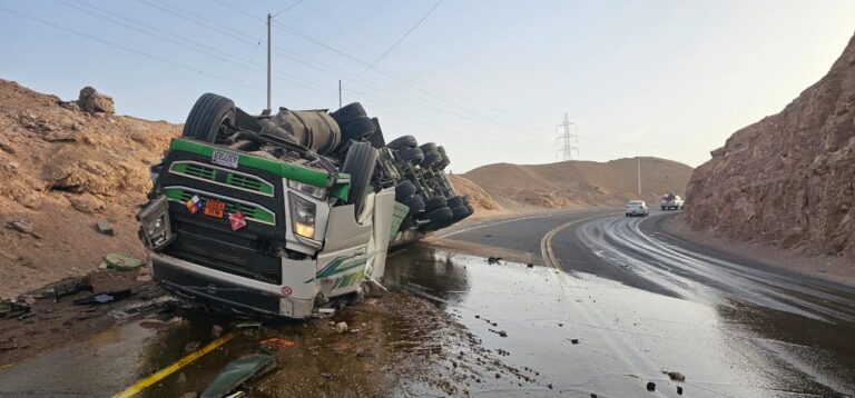 Conductor boliviano fallece tras despiste y volcadura de cisterna