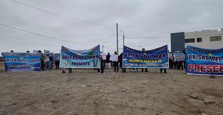 Por tercer día, vecinos de Brisas del Mar protestan frente al Poder Judicial en Ilo