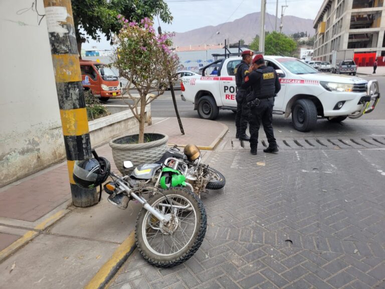 Motociclista resulta herido tras ser embestido por automóvil que se dio a la fuga