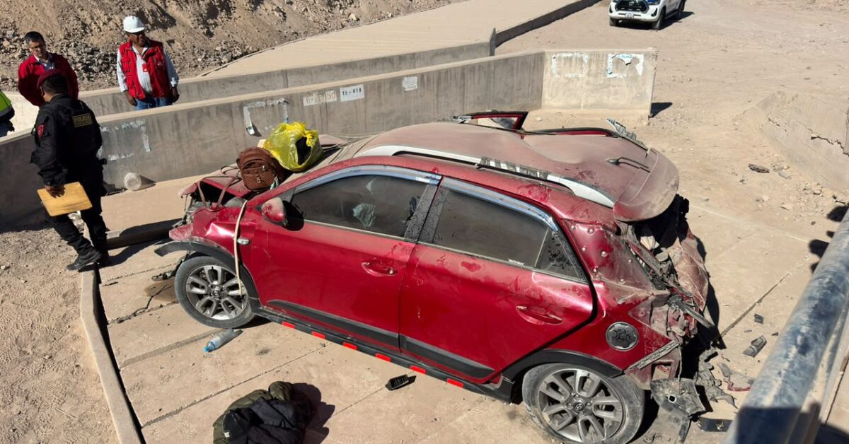 Automóvil cae sobre canal Pasto Grande tras despistarse en Chen Chen
