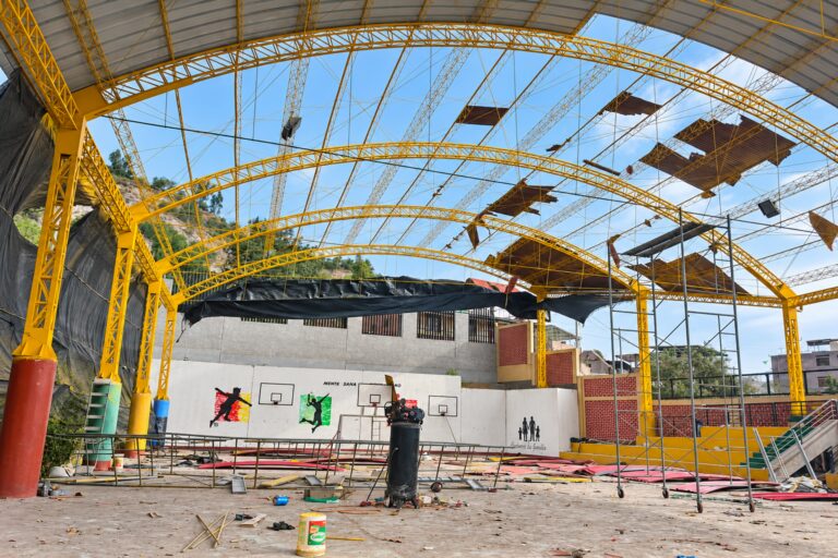 Trabajador muere tras desplomarse andamio en colegio de Torata