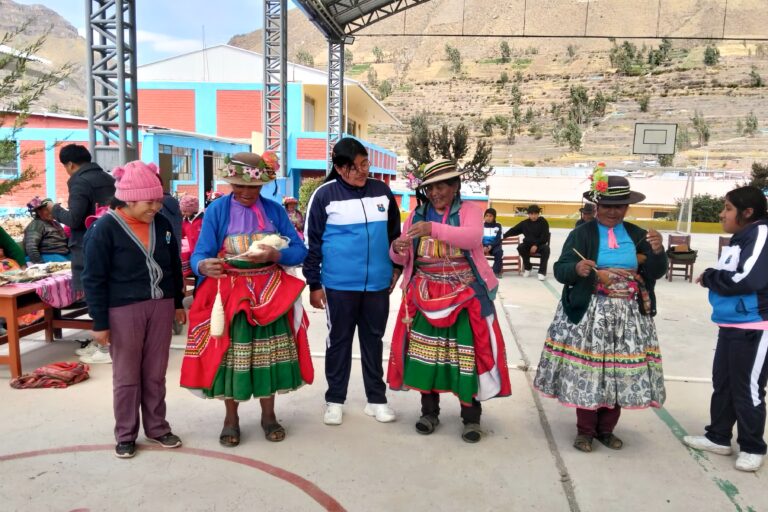 Adultos mayores de Chojata y Lloque transmiten hilado y música tradicional a escolares
