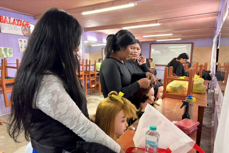 CETPRO de Deán Valdivia mantiene clases prácticas para mujeres