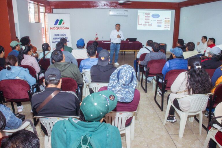 Capacitan a pescadores de altura de Ilo sobre nuevas reglas para la pesca de tiburón