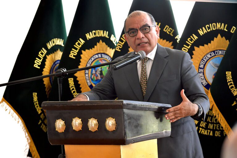 Presentan moción de censura contra el ministro del Interior, César Astudillo