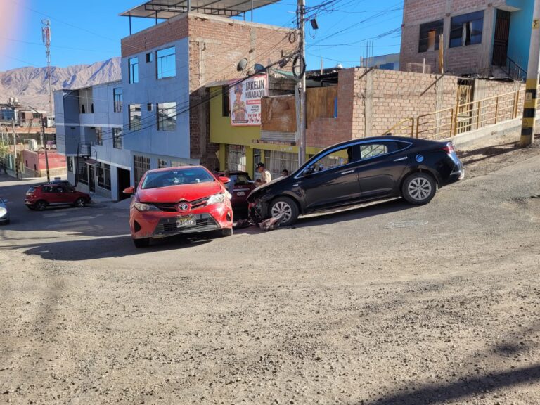 Choque entre dos vehículos deja daños materiales en intersección  